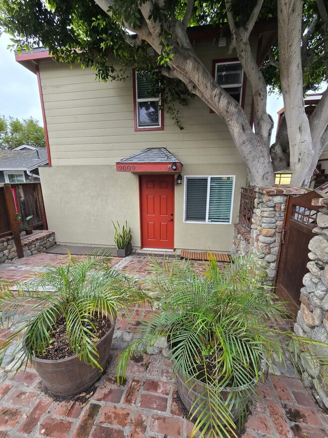 Building Photo - 2009 Glenneyre St