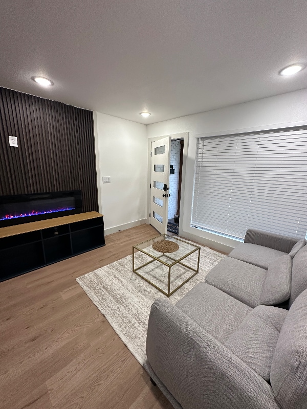 1219 Adelaide Dr