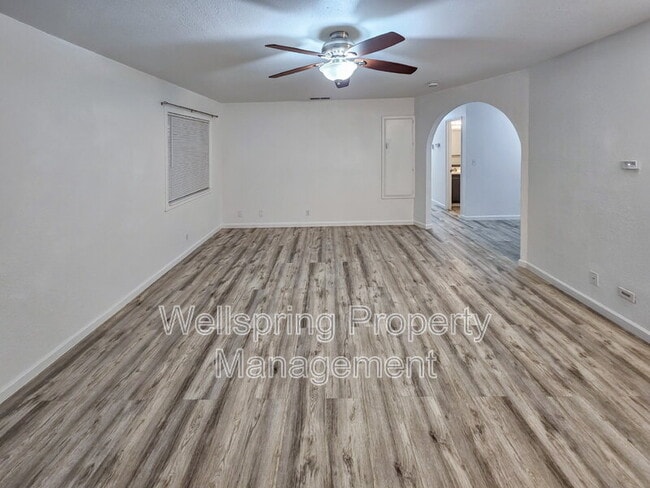 Building Photo - 117 S Silver Ridge St