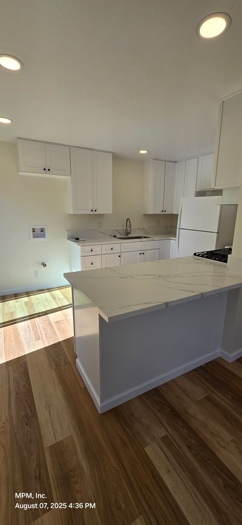 Building Photo - 2 bedroom 1.5 bath Apartment