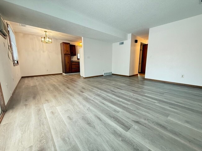 Building Photo - 305 23rd St SE Unit Lower