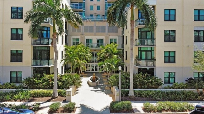 Building Photo - 400 4th Ave S Unit 301