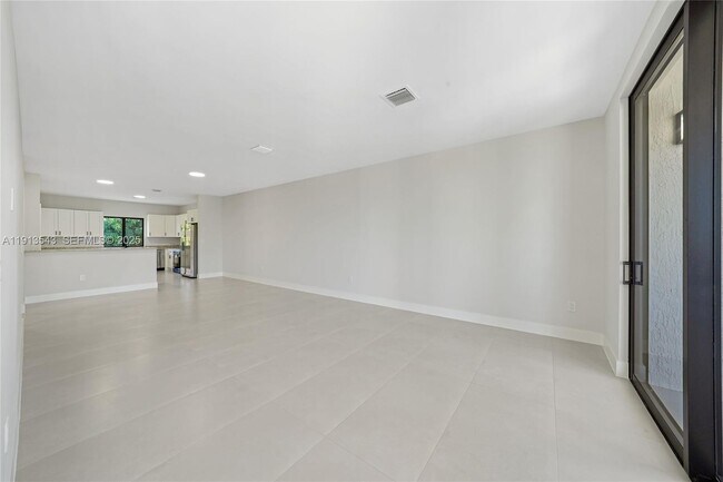 Photo - 4313 E 8th Ct Unidad B