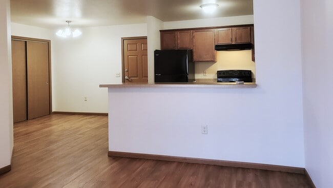 Living Area (2BR) - Cedar Pointe Estates Apartments