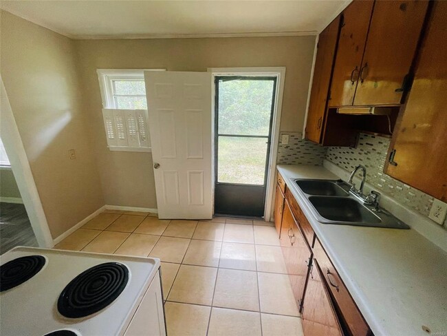 Photo - 2454 Spruce Curve