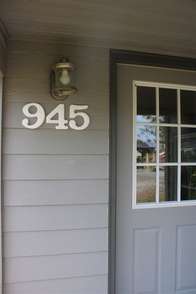 Photo - 3 Bedroom, 1.5 Bathroom House! Available now!