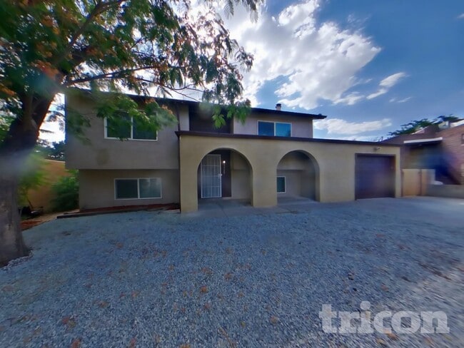Building Photo - 1725 Hiawatha Dr NE
