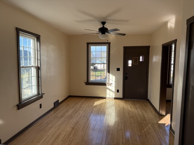 Living North facing - 3747 E Pulaski Ave