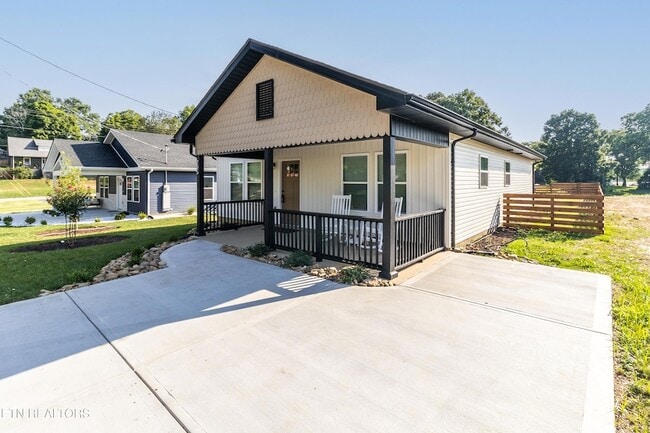 Photo - 205 Kingwood Rd