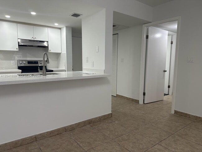 Building Photo - 8100 Geneva Ct Unit 142
