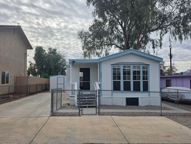 Building Photo - Newly refurbished 2 bedroom 1 Bath fully fenced manufactured home in Central Bullhead City.