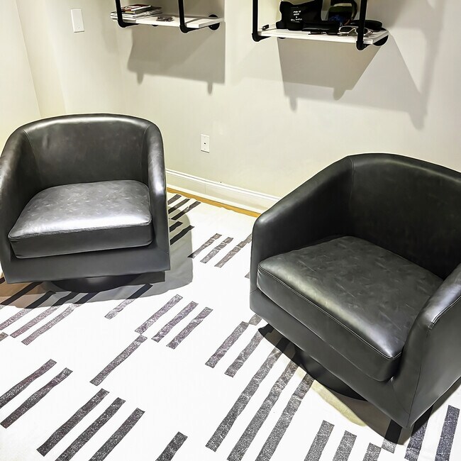 Office/work space/lounge. - 328 Garden St Unit 1