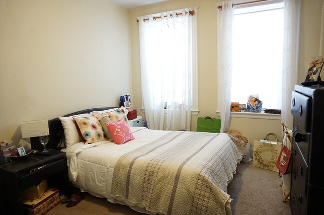 Photo - 170 Kelton St