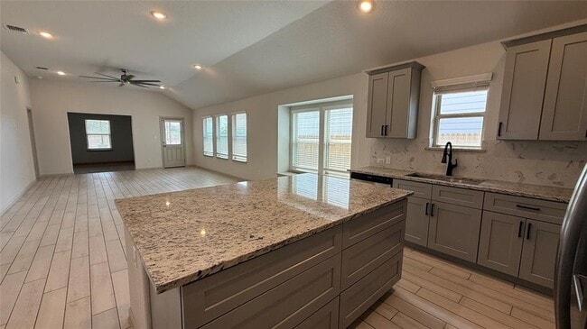 125 Woods Edge Ln
