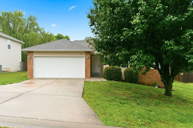 Building Photo - Charming 3 Bed | 2 Bath Home in the Heart of Ozark!