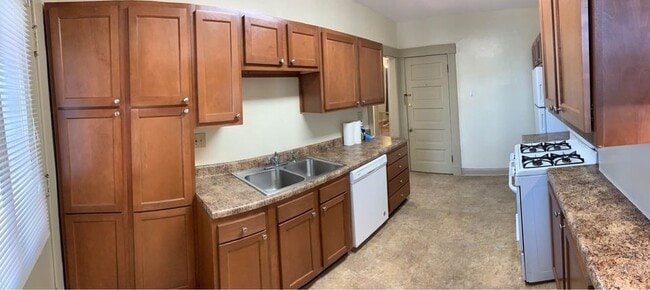 apt 1+4 - 836 Harrison Ave Unit 4