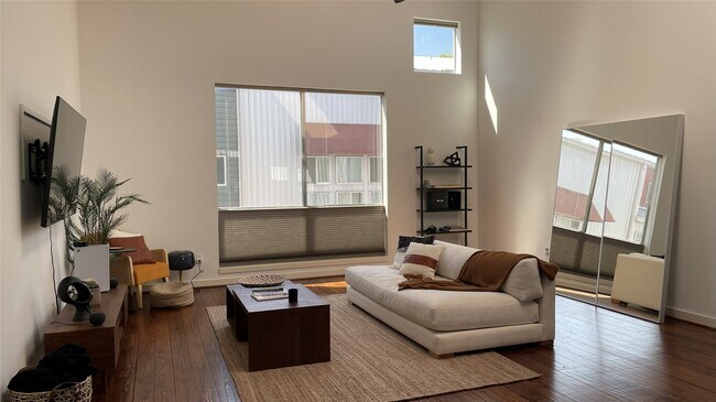 Photo - 2918 Commerce St