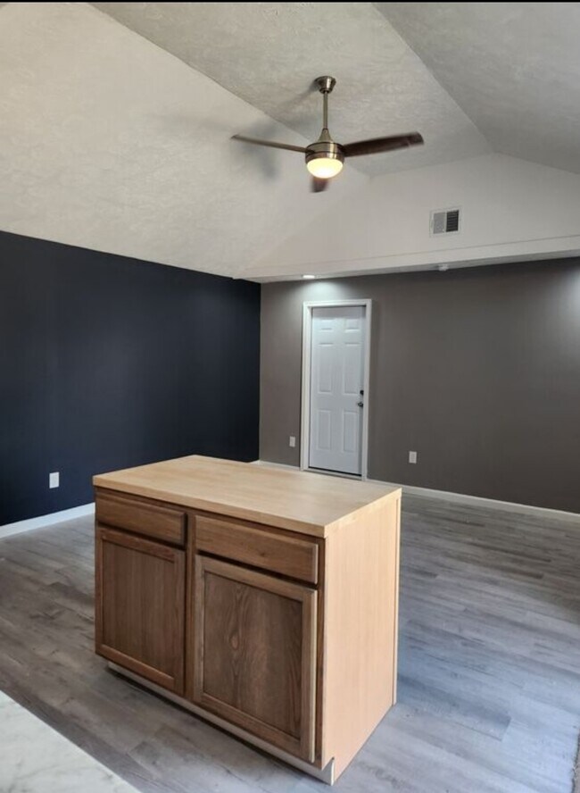 Photo - 1009 N Gladstone Ave