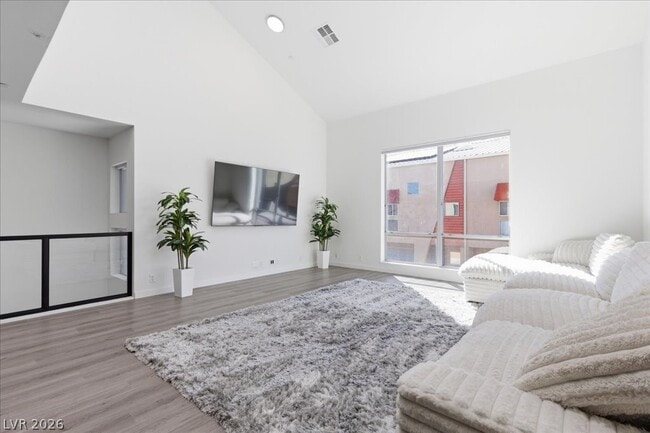 Photo - 250 Tower St