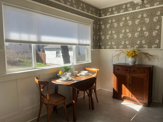 Photo - 320 E 8th St