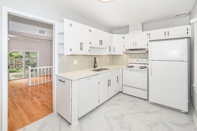 Photo - 118 Camelot Ct