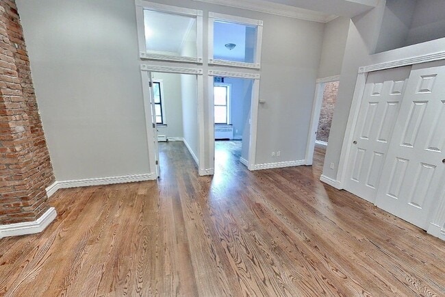 Building Photo - 138 E 16th St Unit 3B