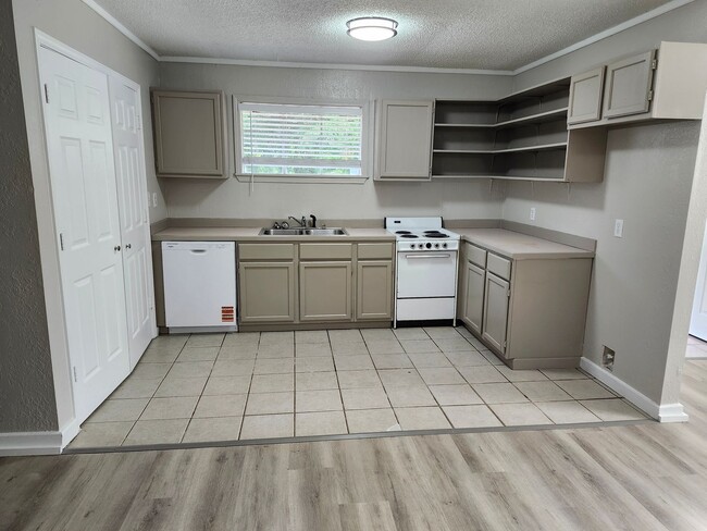 Photo - 2b/1b triplex Unit 207 N 4th St. Apt 3