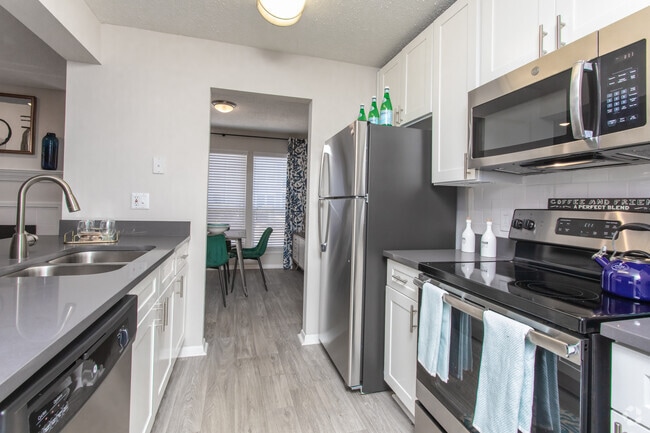 2BR, 2BA - 1072SF