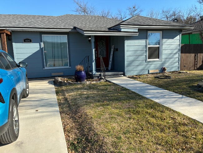 Photo - 404 Bryson St