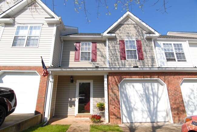 Building Photo - Maintenance free 2 bedroom suite townhouse...