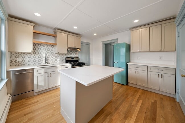 Building Photo - 69 Endicott St Unit #3