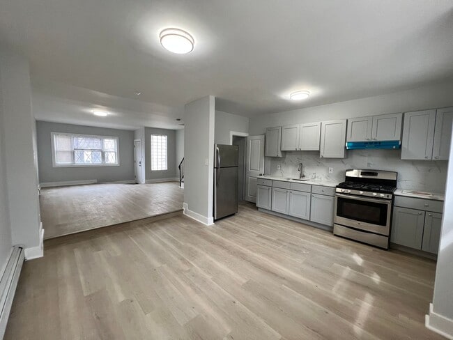 Building Photo - Gorgeous 4b/2b Home! Section 8 only!