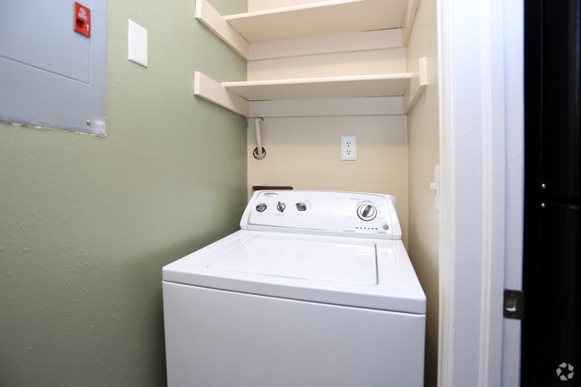 1BR, 1BA - 685 SF