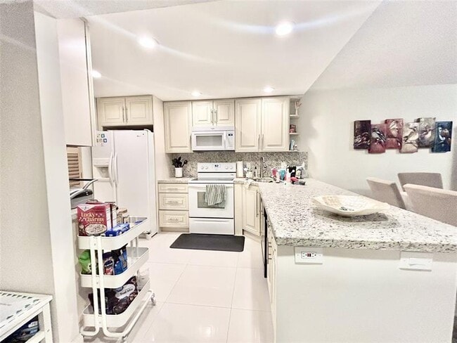 Photo - 3800 Oaks Clubhouse Dr Unidad 311