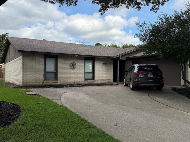 Building Photo - 15745 Covewood Cir