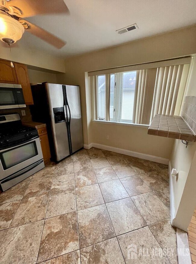 Photo - 410 Johnstone St