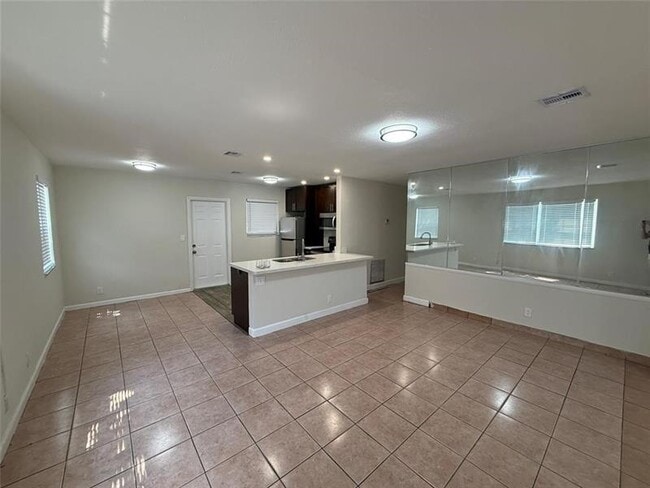 Building Photo - 640 SW 28th Dr Rental