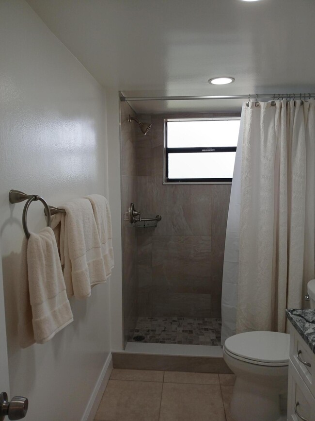Building Photo - 4760 Lucerne Lakes Blvd E Unit 405 Rental