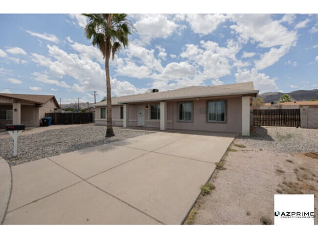 Building Photo - Live large in this stylish 4/2 Phoenix House!