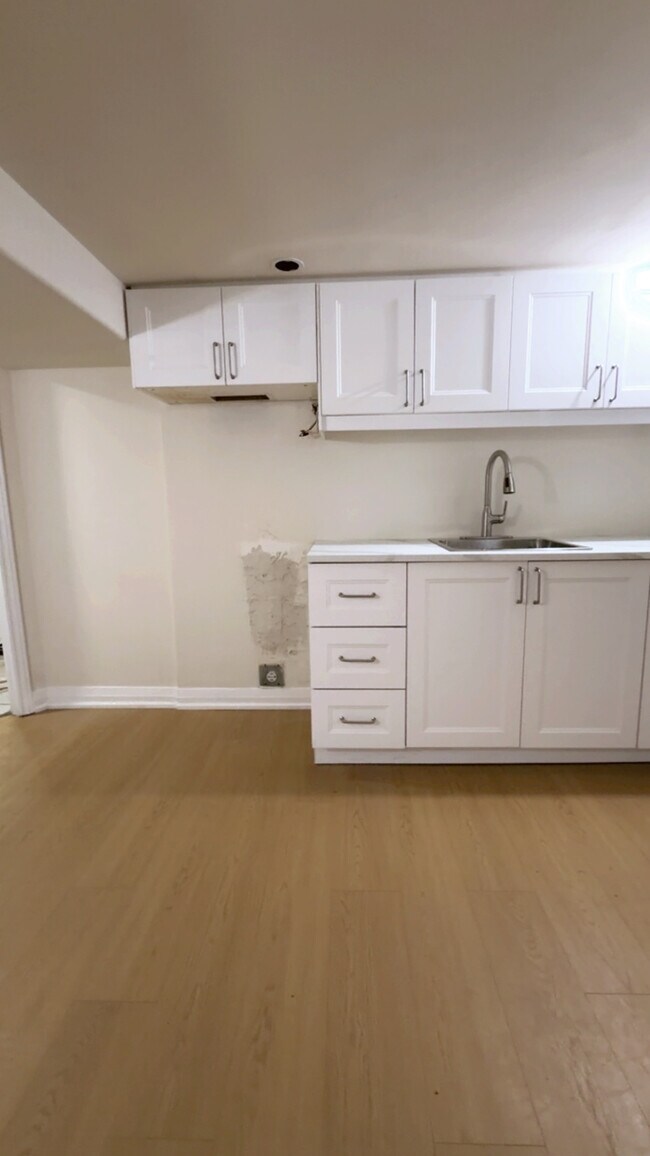 Photo - 221 Maplegrove Av