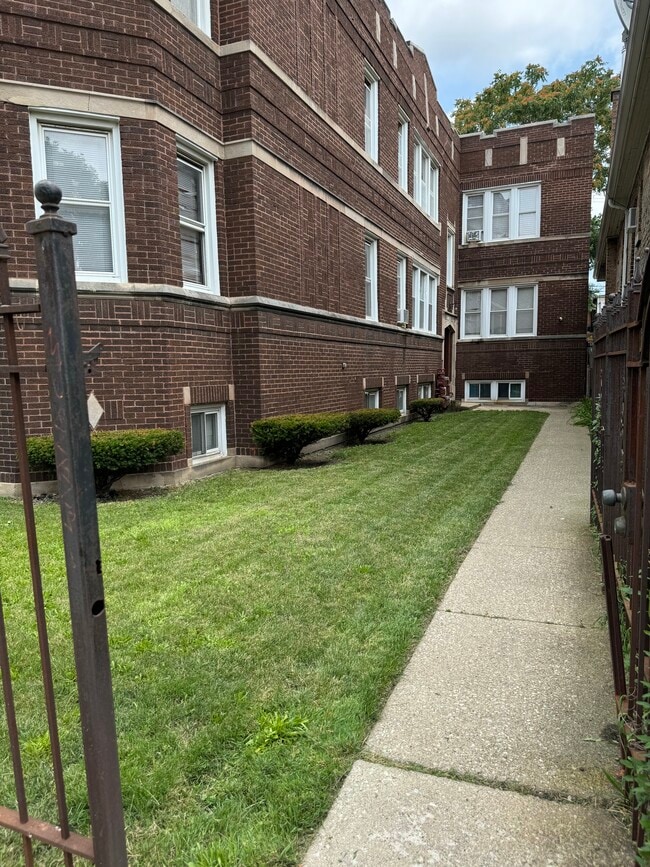 Photo - 6609 S California Ave Unidad 2nd floor front