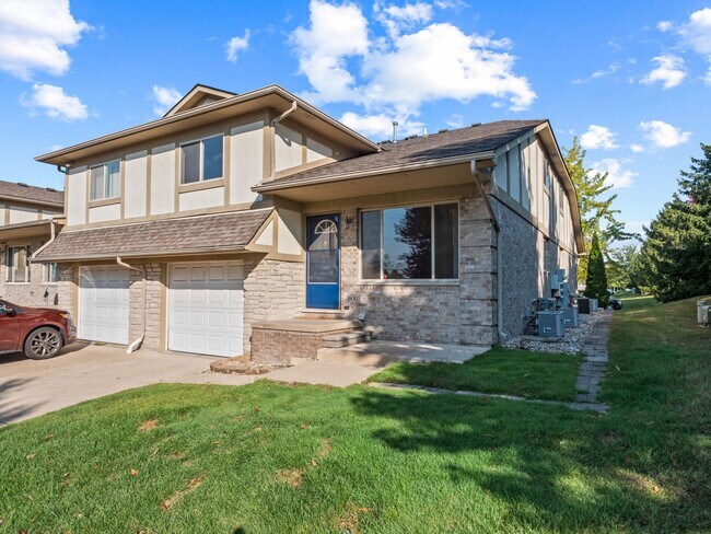 Photo - 2 Bed / 2 Bath Sterling Heights Townhome - Awesome Home, even Better Location