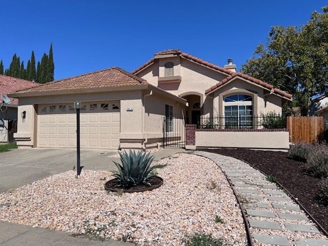 Beautifully maintained Elk Grove home with... - Beautifully maintained Elk Grove home with...