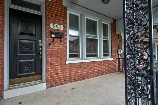 Photo - 593 N Plum St