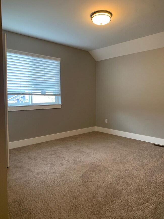 572 N Laurel Pkwy