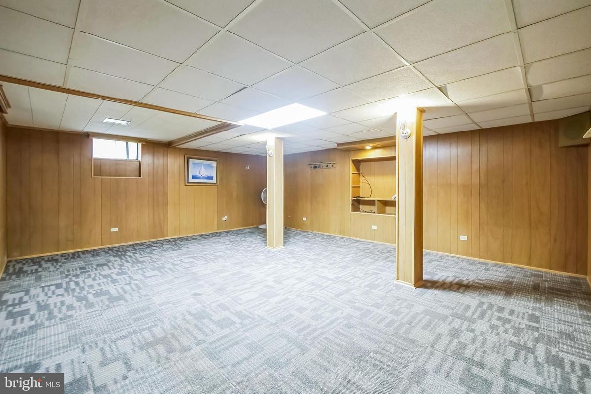Photo - 323 RUSSELCROFT Rd