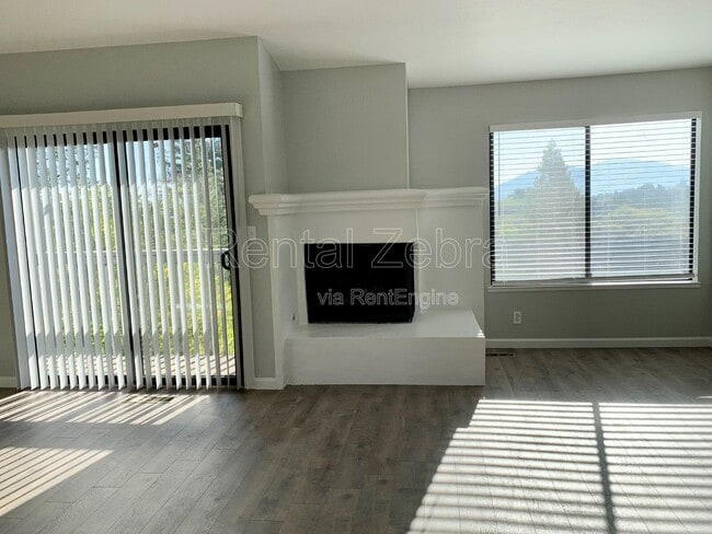 Photo - 1592 Ashwood Dr