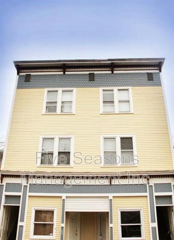 Building Photo - 67 King St