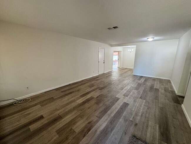 Photo - Remodeled 4+2 In Lake L.A. - $3000