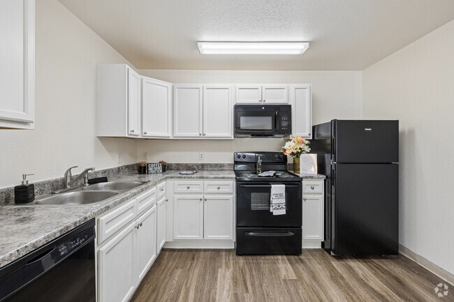 2BR, 1BA - 817SF - Kitchen